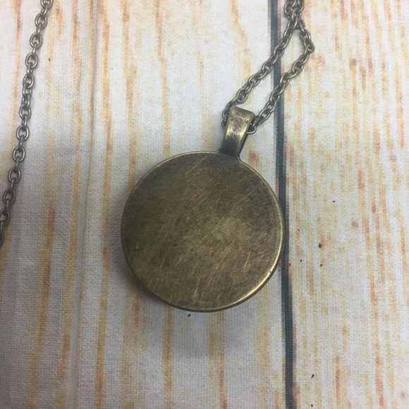 Harry Potter Hogwarts crest necklace - Picture 3 of 3